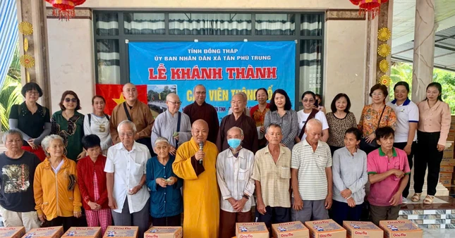 Tặng 100 phần quà đến người dân có hoàn cảnh khó khăn tại xã Tân Phú Trung, tỉnh Đồng Tháp Tặng 100 phần quà đến người dân có hoàn cảnh khó khăn tại xã Tân Phú Trung, tỉnh Đồng Tháp