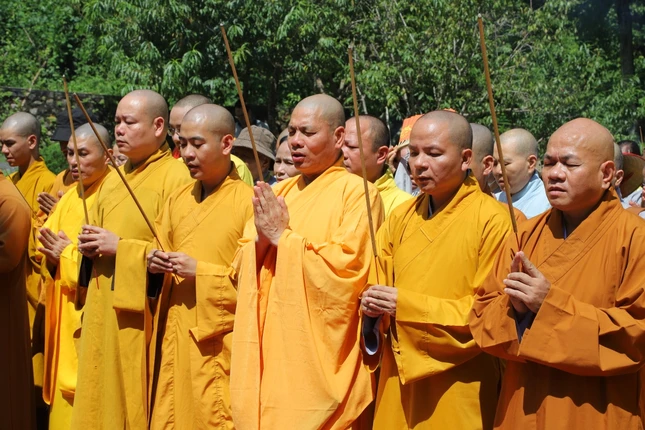 Chư tôn đức dâng hương tưởng niệm