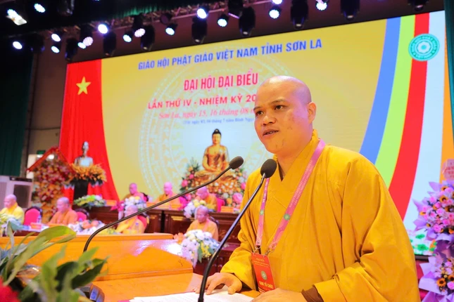Đại đức Thích Khai Trí trình bày báo cáo tóm tắt tổng kết Phật sự nhiệm kỳ 2022-2027 và phương hướng hoạt động nhiệm kỳ 2026-2031