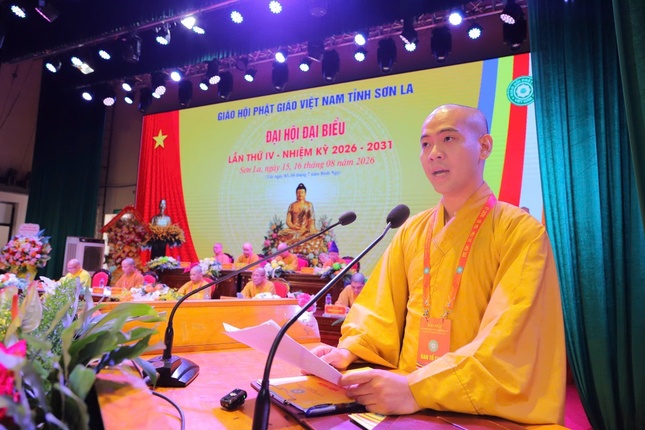 Đại đức Thích Khai Bảo thay mặt Đoàn Thư ký trình dự thảo Nghị quyết Đại hội