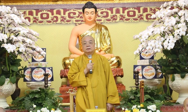 Trưởng lão Hòa thượng Thích Thanh Nhiễu ban đạo từ