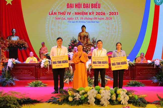 Hòa thượng Thích Thanh Quyết trao bảng tượng trưng tặng nhà tình nghĩa