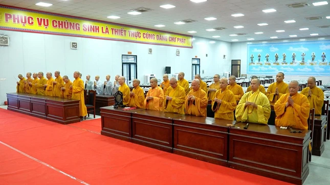 Chư tôn đức dâng hương cầu nguyện Chư tôn đức dâng hương cầu nguyện