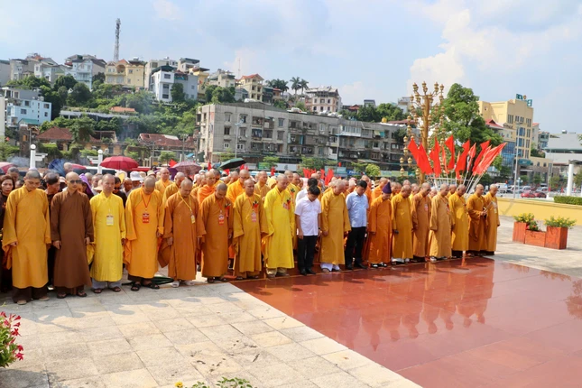 Phút mặc niệm tưởng nhớ công ơn các anh hùng liệt sĩ và các bậc tiền nhân - Ảnh: Xuân Trường