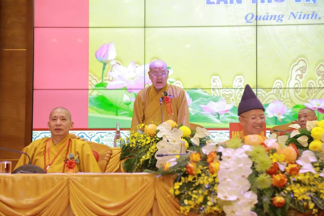 Hòa thượng Thích Quảng Tùng lấy ý kiến đại hội
