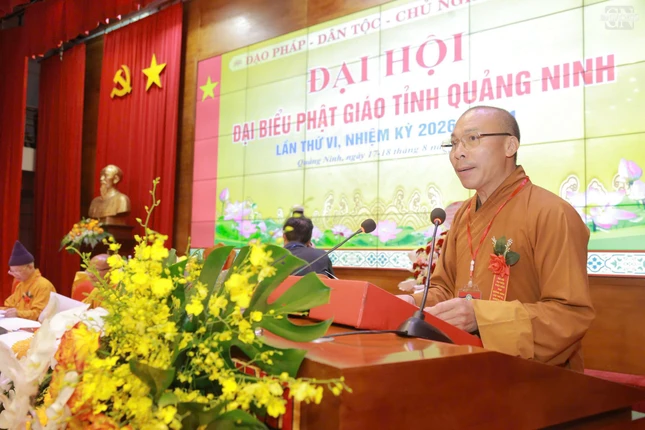 Thượng tọa Thích Thanh Lịch đại diện Ban Kiểm soát công bố báo cáo thẩm tra tư cách đại biểu và thông qua quy chế đại hội