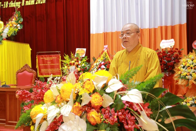 Trưởng lão Hòa thượng Thích Thanh Nhiễu ban đạo từ chứng minh