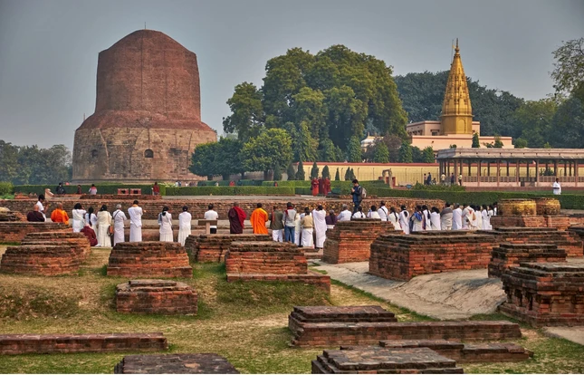 Sarnath là một trong những Thánh tích quan trọng liên quan tới cuộc đời của Đức Phật Thích Ca Mâu Ni, thu hút Phật tử khắp nơi trên thế giới đến hành hương, chiêm bái