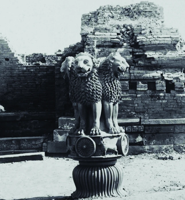 Đầu trụ sư tử do vua Aśoka dựng lên tại Sarnath - biểu tượng quốc gia của Ấn Độ