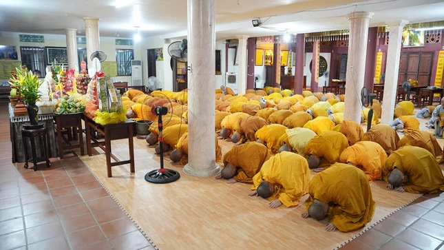 Đảnh lễ Giác linh Đại lão Hòa thượng Đệ tam Pháp chủ GHPGVN
