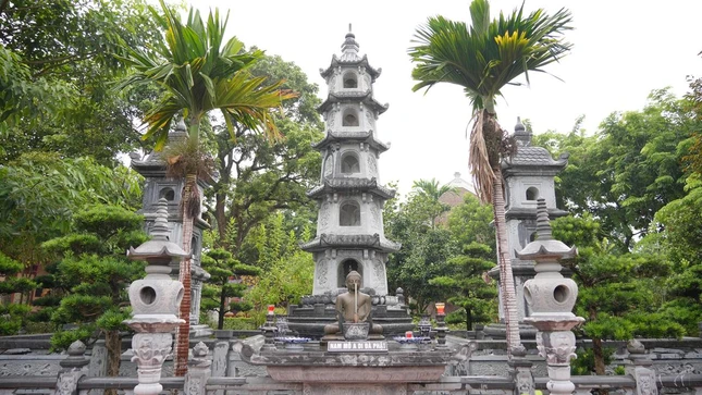 Bảo tháp Đại lão Hòa thượng Thích Phổ Tuệ trong khuôn viên tổ đình Quang Lãng - Viên Minh