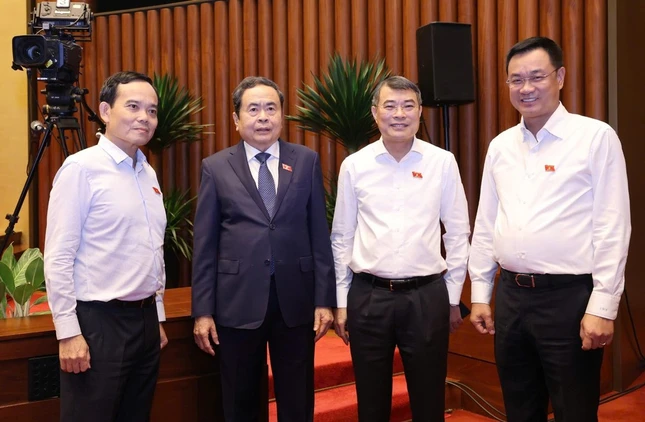 Thủ tướng Lê Minh Hưng trao đổi với Chủ tịch Quốc hội Trần Thanh Mẫn và Bí thư Thành ủy TP.HCM Trần Lưu Quang, Bí thư Thành ủy Đà Nẵng Lê Ngọc Quang tại Hội trường Diên Hồng, sáng 24-8. Ảnh: Quang Phúc Thủ tướng Lê Minh Hưng trao đổi với Chủ tịch Quốc hội Trần Thanh Mẫn và Bí thư Thành ủy TP.HCM Trần Lưu Quang, Bí thư Thành ủy Đà Nẵng Lê Ngọc Quang tại Hội trường Diên Hồng, sáng 24-8. Ảnh: Quang Phúc