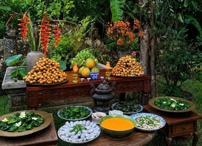 Mâm cúng rằm tháng Bảy tại vườn Lan Viên Cố Tích, Huế - Ảnh: Ngọc Hân