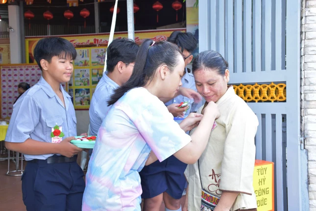Cài hoa hồng nhân mùa Vu lan hiếu hạnh Cài hoa hồng nhân mùa Vu lan hiếu hạnh