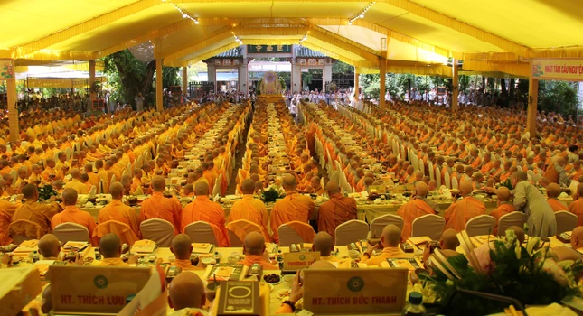 Toàn cảnh lễ trai Tăng cúng dường sau ba tháng an cư kiết hạ Toàn cảnh lễ trai Tăng cúng dường sau ba tháng an cư kiết hạ