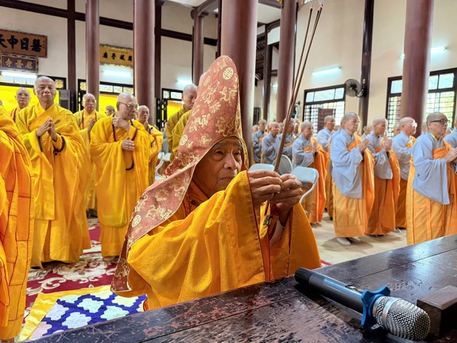 Trưởng lão Hòa thượng Thích Đức Thanh niêm hương bạch Phật Trưởng lão Hòa thượng Thích Đức Thanh niêm hương bạch Phật