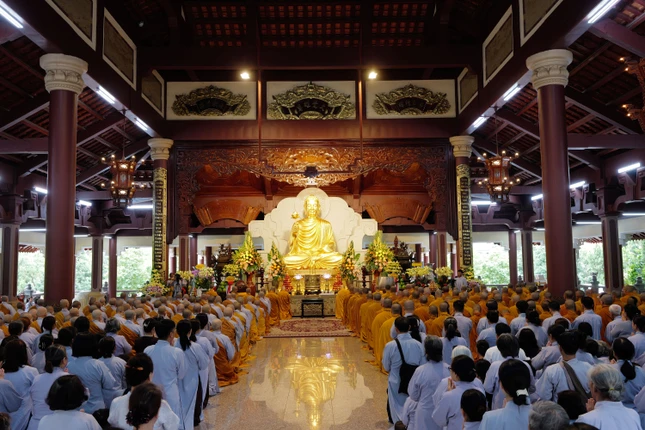 Khóa lễ tụng kinh cầu nguyện tại chánh điện tổ đình Thường Chiếu Khóa lễ tụng kinh cầu nguyện tại chánh điện tổ đình Thường Chiếu