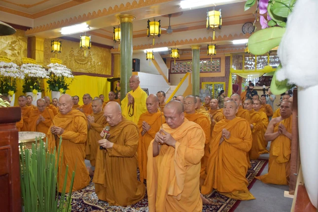 Chư tôn đức niêm hương bạch Phật