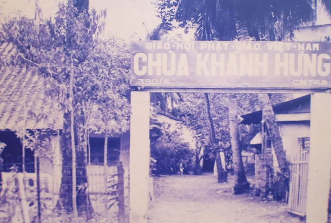 Trong căn mật thất của chùa Khánh Hưng, Hòa thượng Thích Pháp Lan cùng một số Phật tử thân cận, những người yêu nước đã thống nhất một quyết định táo bạo: Cử hành Lễ truy điệu Bác công khai ngay giữa lòng Sài Gòn Trong căn mật thất của chùa Khánh Hưng, Hòa thượng Thích Pháp Lan cùng một số Phật tử thân cận, những người yêu nước đã thống nhất một quyết định táo bạo: Cử hành Lễ truy điệu Bác công khai ngay giữa lòng Sài Gòn
