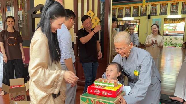 Sư cô Thích nữ Đức Tâm, trụ trì tu viện Như Giác trao quà đến các em Sư cô Thích nữ Đức Tâm, trụ trì tu viện Như Giác trao quà đến các em