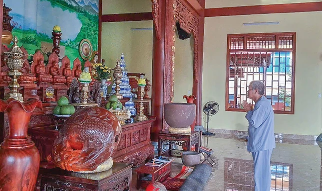 Dù đã cao niên nhưng người cha vẫn ngày ngày lễ Phật, cầu nguyện cho con mình vững chí xuất gia