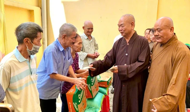 Trao quà đến người dân có hoàn cảnh khó khăn trên địa bàn các phường: Phú Định, Chánh Hưng, Bình Đông Trao quà đến người dân có hoàn cảnh khó khăn trên địa bàn các phường: Phú Định, Chánh Hưng, Bình Đông