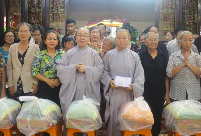Chư Ni chùa Huệ Lâm trao 200 phần quà nhân mùa Vu lan Chư Ni chùa Huệ Lâm trao 200 phần quà nhân mùa Vu lan