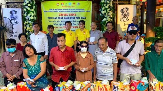Tịnh thất Pháp Thủy trao quà đến người khiếm thị Tịnh thất Pháp Thủy trao quà đến người khiếm thị