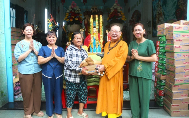 Thượng tọa Thích Nguyên Nhựt trao quà đến bà con có hoàn cảnh khó khăn Thượng tọa Thích Nguyên Nhựt trao quà đến bà con có hoàn cảnh khó khăn
