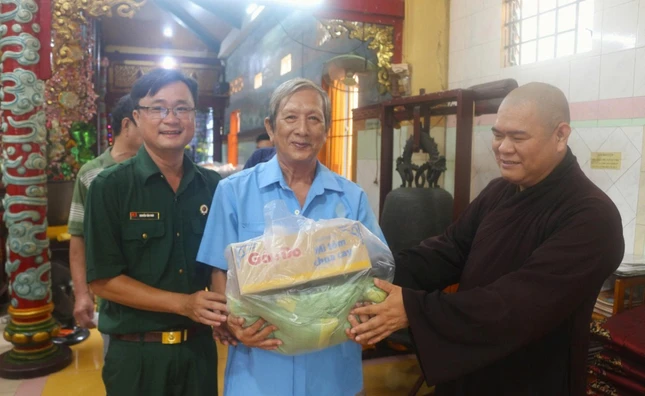 Chia sẻ yêu thương Chia sẻ yêu thương