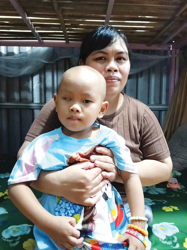 Chị Đoàn Thị Ngọc Nga và con trai Chị Đoàn Thị Ngọc Nga và con trai
