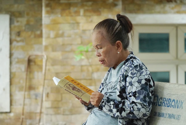 Lời kinh cầu nguyện cho con ngay tại hành lang bệnh viện - Ảnh: Như Danh Lời kinh cầu nguyện cho con ngay tại hành lang bệnh viện - Ảnh: Như Danh