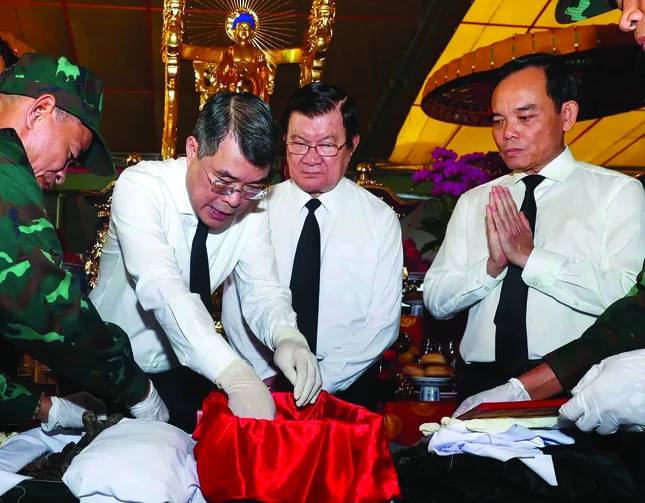 Thủ tướng Lê Minh Hưng, Bí thư Thành ủy TP.HCM Trần Lưu Quang... an trí hài cốt các liệt sĩ tìm thấy tại Công viên Lê Thị Riêng