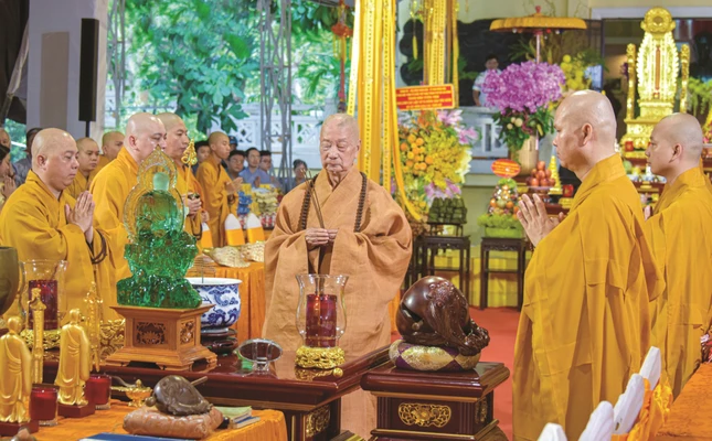 Đức Pháp chủ GHPGVN - Đại lão Hòa thượng Thích Trí Quảng quang lâm cầu nguyện tại Công viên Lê Thị Riêng