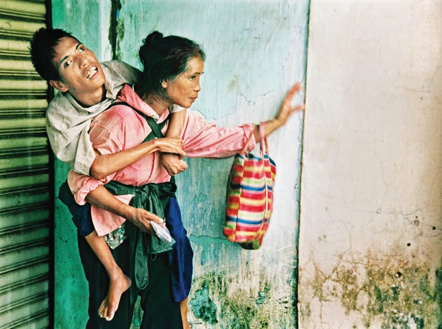 Trên lưng mẹ