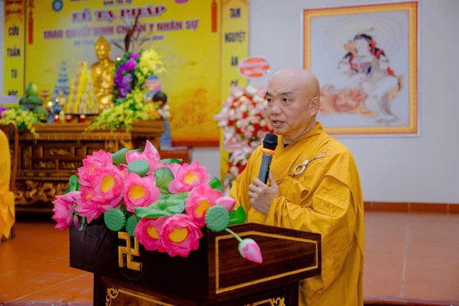 Thượng tọa Thích Hạnh Nhẫn báo cáo tổng kết khóa hậu An cư Thượng tọa Thích Hạnh Nhẫn báo cáo tổng kết khóa hậu An cư