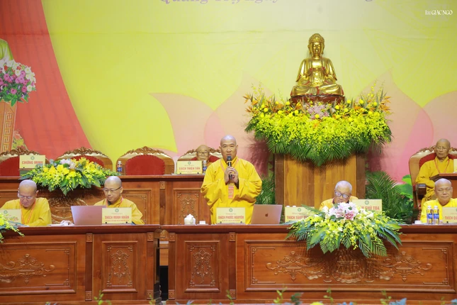 Thượng tọa Thích Phước Nguyên lấy ý kiến biểu quyết thông qua nhân sự dự kiến tham gia Ban Trị sự GHPGVN tỉnh Quảng Trị nhiệm kỳ 2026-2031