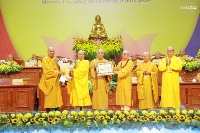Trao Bằng tuyên dương công đức của Trung ương Giáo hội