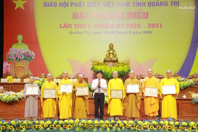 Trao Bằng khen đến các tập thể, cá nhân xuất sắc