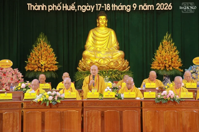 Hòa thượng Thích Khế Chơn phát biểu khai mạc phiên đầu tiên của đại hội