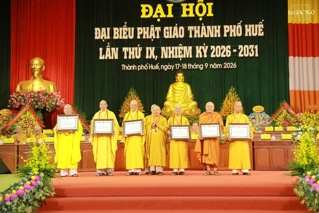 Trưởng lão Hòa thượng Thích Thiện Pháp trao Bằng tuyên dương công đức đến các cá nhân