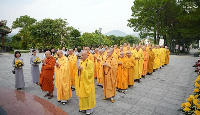 Đặt vòng hoa, dâng hương tưởng niệm công lao của các anh hùng liệt sĩ đã ngã xuống vì độc lập, tự do của dân tộc Việt Nam