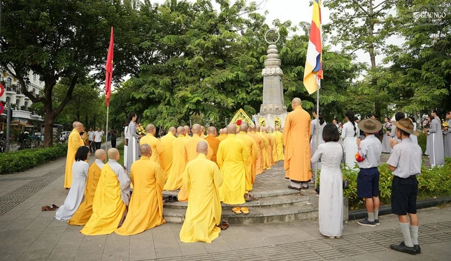 Tại Đài Thánh tử đạo, đoàn dâng hoa, dâng hương, đảnh lễ tri ân chư anh linh Thánh tử đạo đã ngã xuống vì dân tộc và đạo pháp