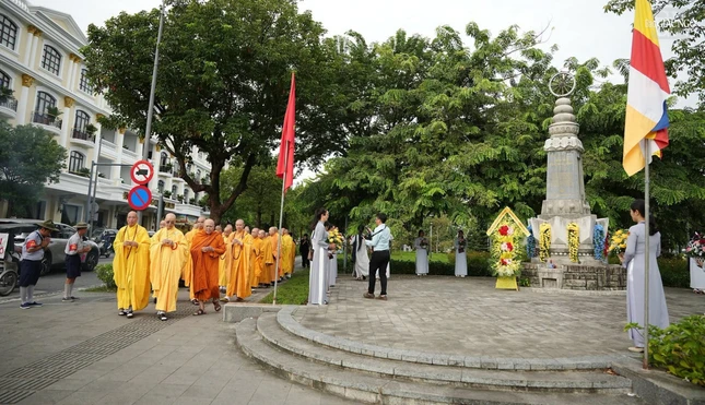 Tại Đài Thánh tử đạo, đoàn dâng hoa, dâng hương, đảnh lễ tri ân chư anh linh Thánh tử đạo đã ngã xuống vì dân tộc và đạo pháp