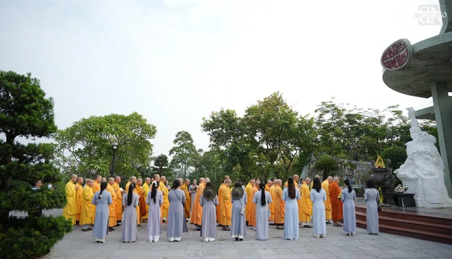 Đặt vòng hoa, dâng hương tưởng niệm công lao của các anh hùng liệt sĩ đã ngã xuống vì độc lập, tự do của dân tộc Việt Nam