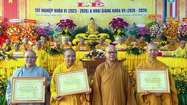 Trao Bằng công đức đến chư tôn đức Trường Trung cấp Phật học Quảng Ngãi