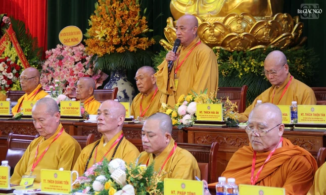 Hòa thượng Thích Huệ Thông lấy ý kiến biểu quyết và thông qua đề án nhân sự