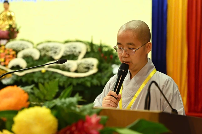 Sư cô Thích Diệu Thiện trình bày tham luận