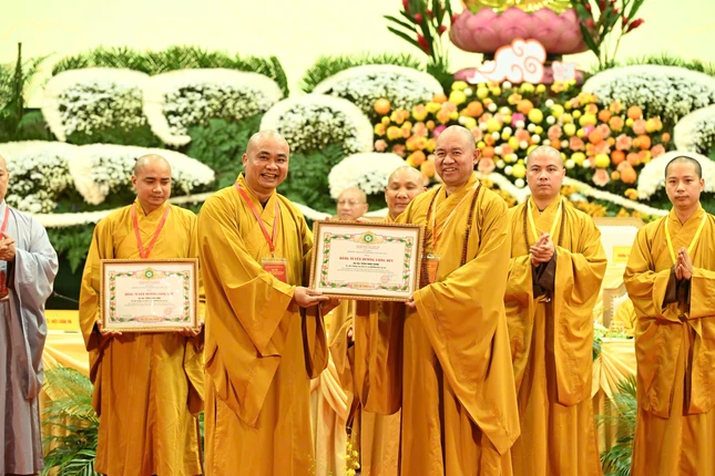 Trung ương Giáo hội trao Bằng tuyên dương công đức
