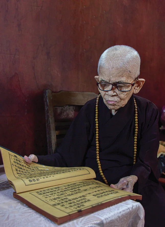 Ni trưởng Thích Đàm Nhung đã ngoài 100 tuổi nhưng hàng ngày vẫn đọc kinh Phật Ni trưởng Thích Đàm Nhung đã ngoài 100 tuổi nhưng hàng ngày vẫn đọc kinh Phật